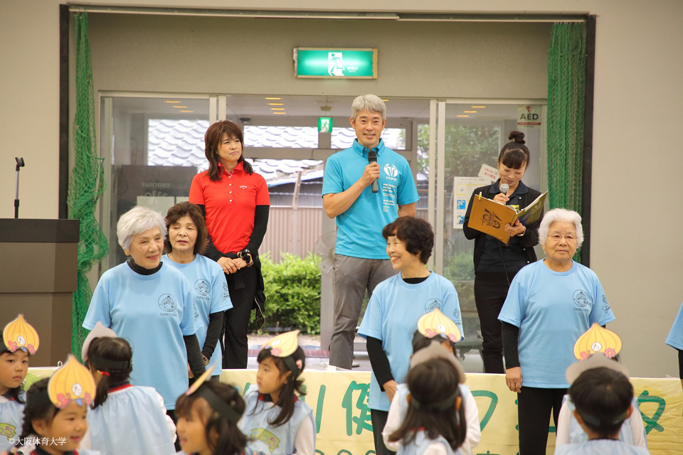 体操を監修した三島隆章准教授（後列中央）と、体操考案者の松下裕子さん（後列左）