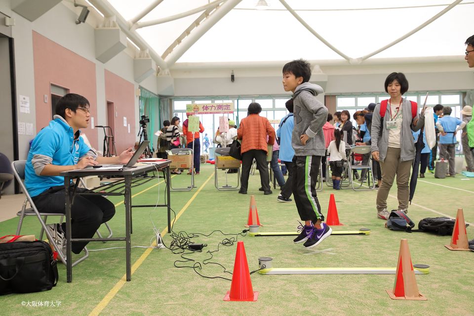 本学 三島研究室のゼミの学生たちも参加し、体力・運動能力測定を実施