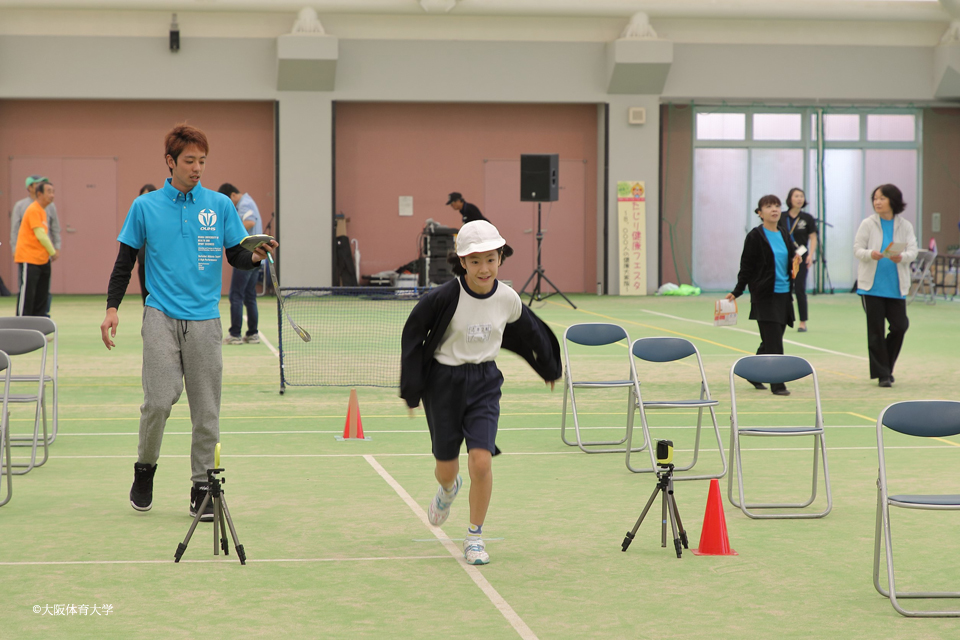 楽しげに笑顔がこぼれながらも、子どもたちは真剣に取り組んでいた