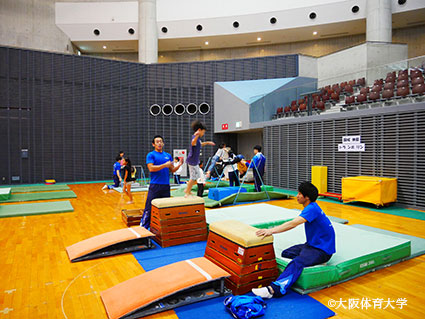 トップスポーツクラブによる器械体操の指導