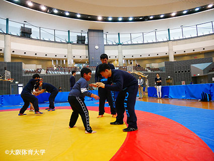 ゼッセル熊取レスリングスクールと本学レスリング部による指導