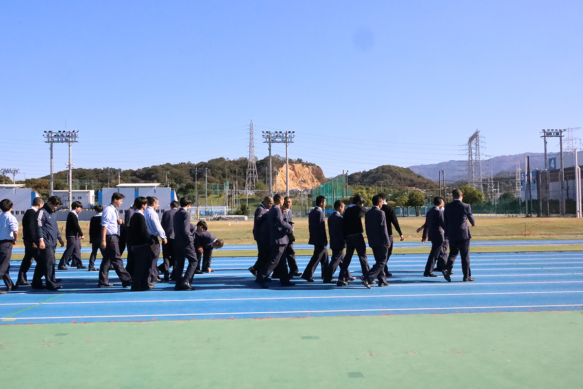 陸上競技場のブルータータンのトラックを歩きながら体感している生徒さん