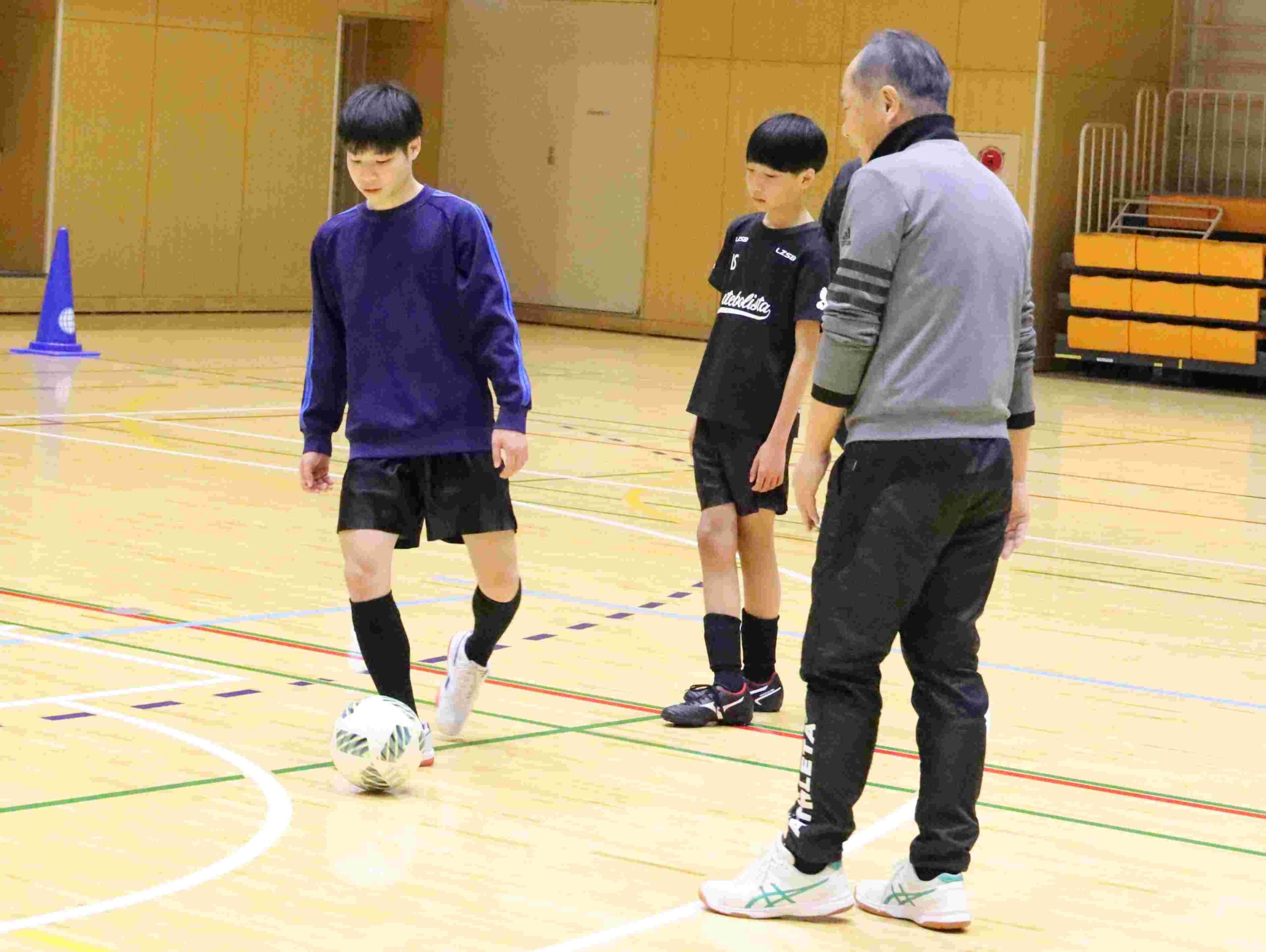 指導者役はミニゲームのルールやアップのやり方などを決めて中学生を指導。ゲーム後、池上客員教授と振り返りを行った
