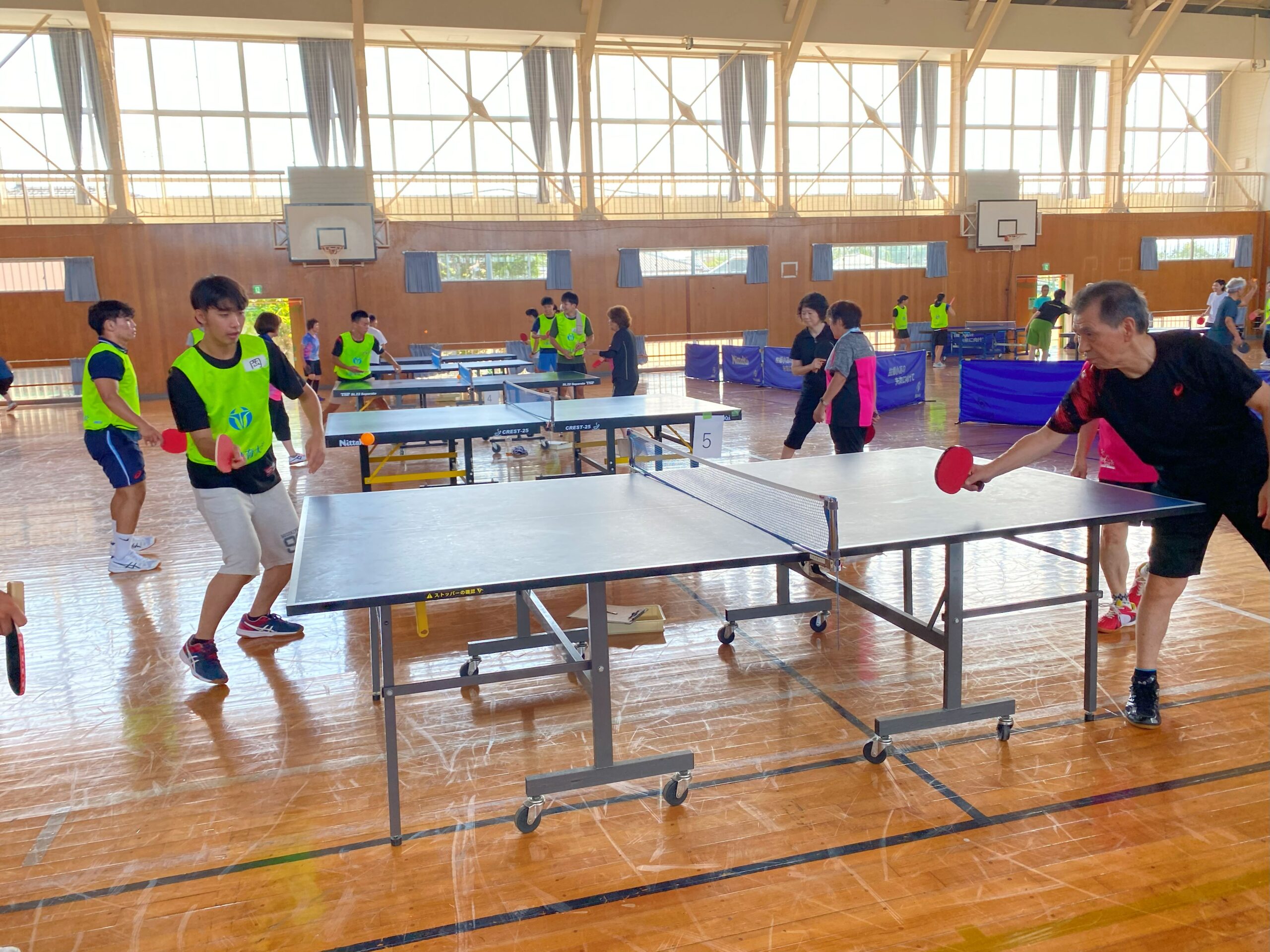地域の方と卓球で交流する学生