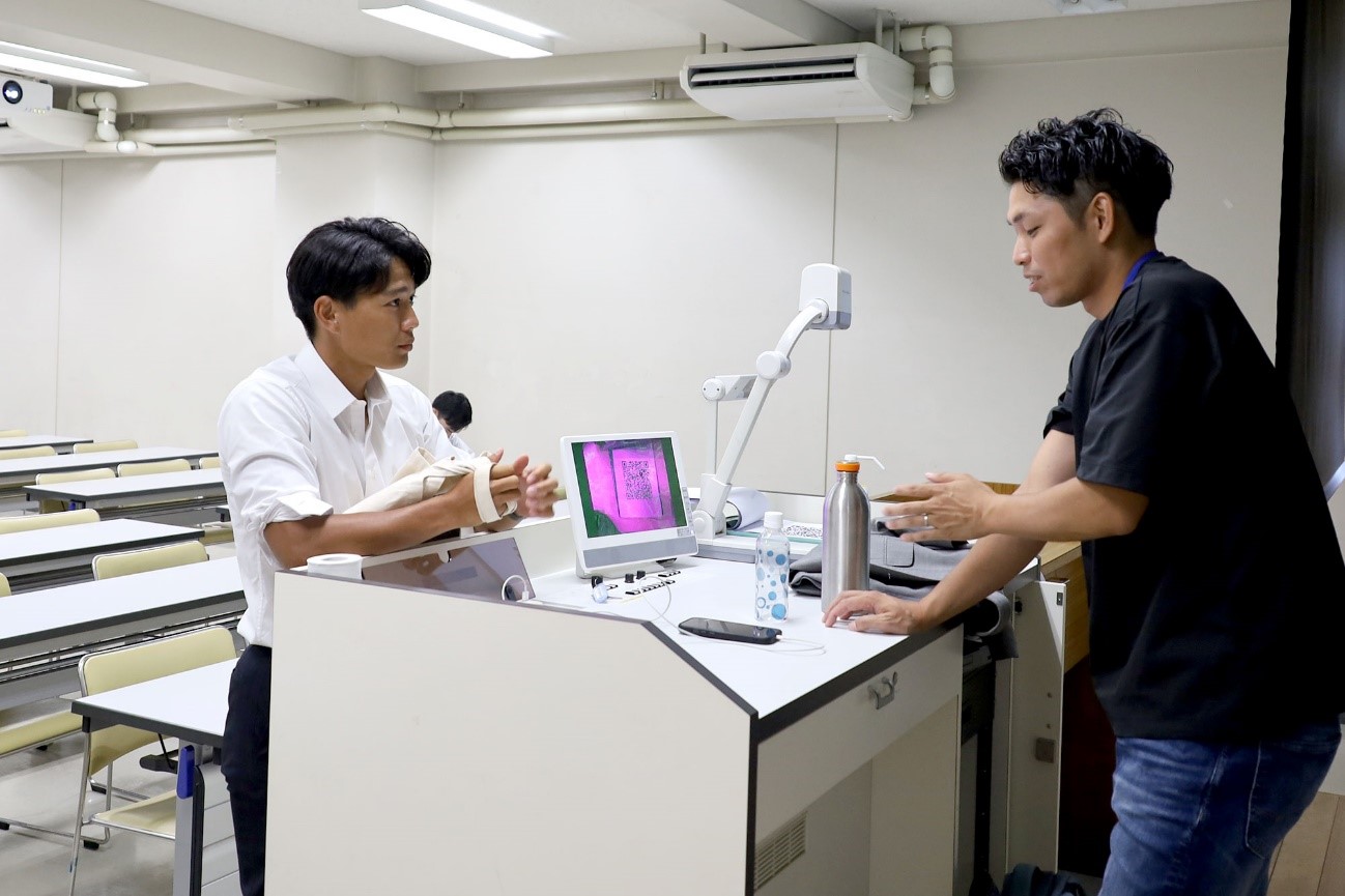 各ブースで企業・団体の方とフリートーク