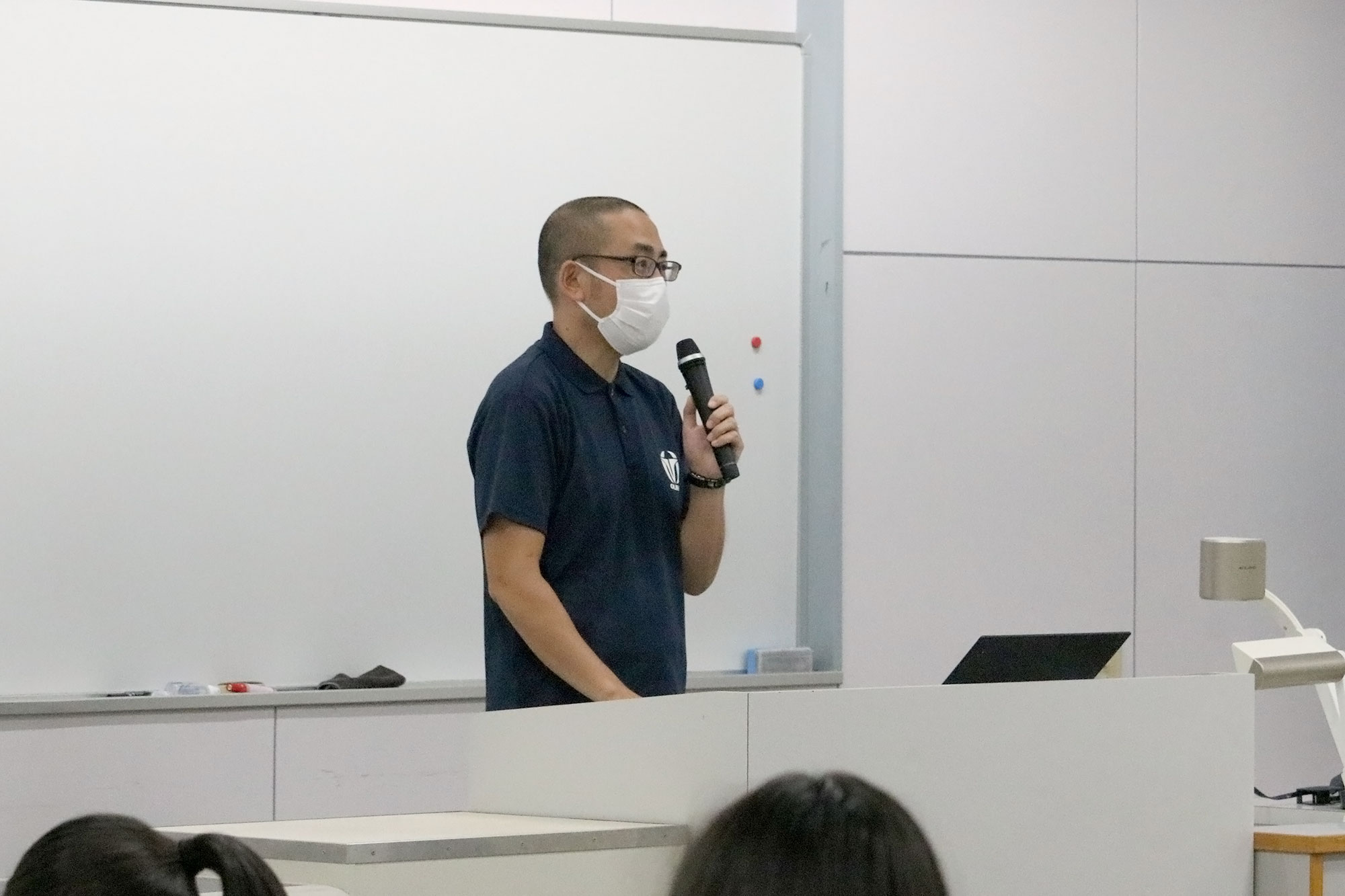 「スポーツ心理学入門~分かること・活かせること~」と題した模擬授業をする手塚教授