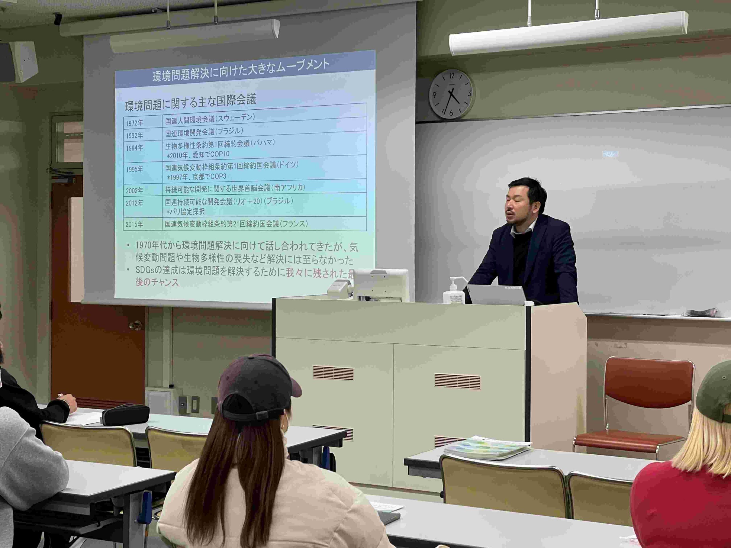 事前研修として加藤超大さんから講義を受ける学生