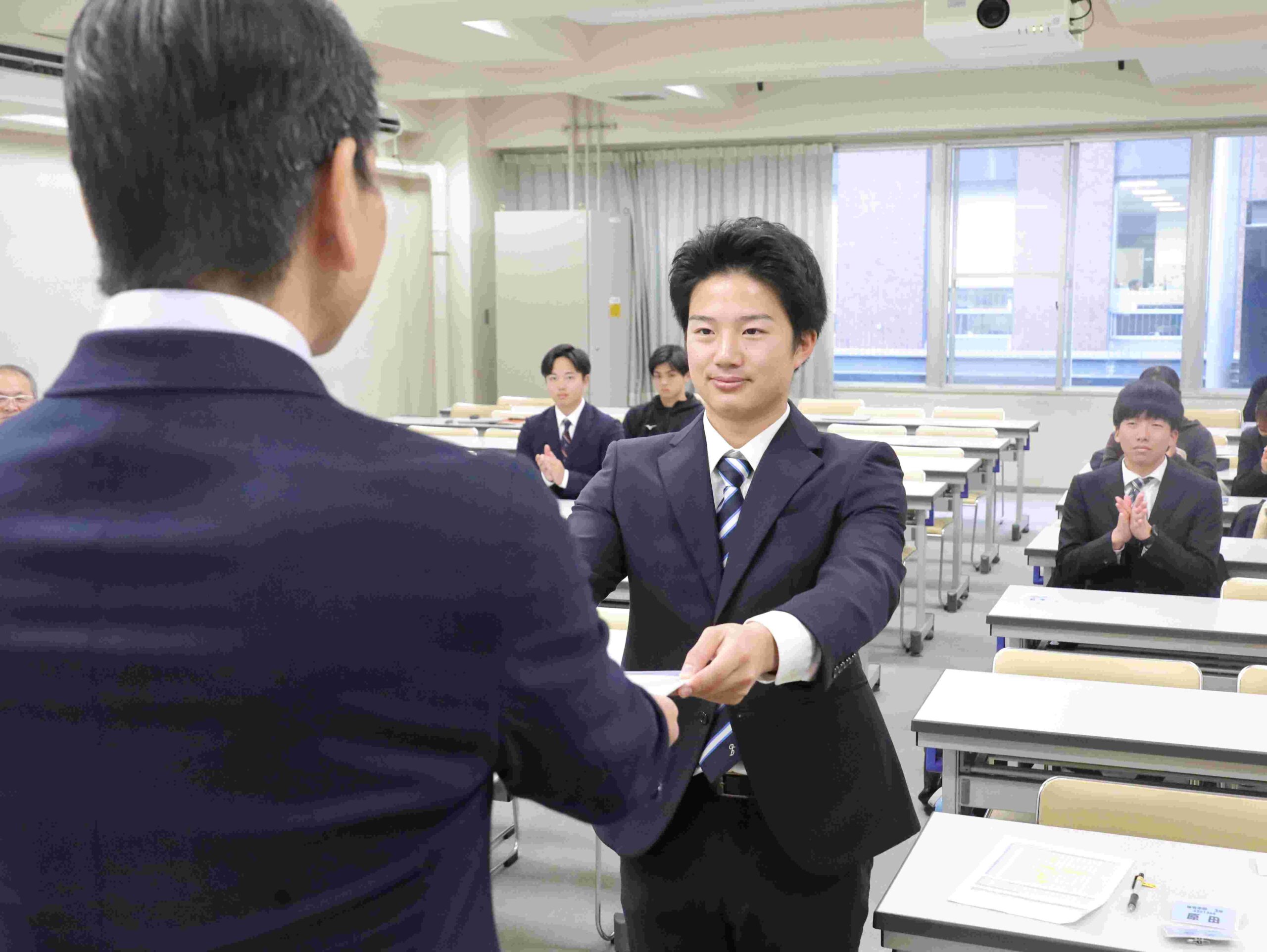 辻野昂太さん(大阪・桜宮)=貝塚市立中学校女子ソフトボール部を指導