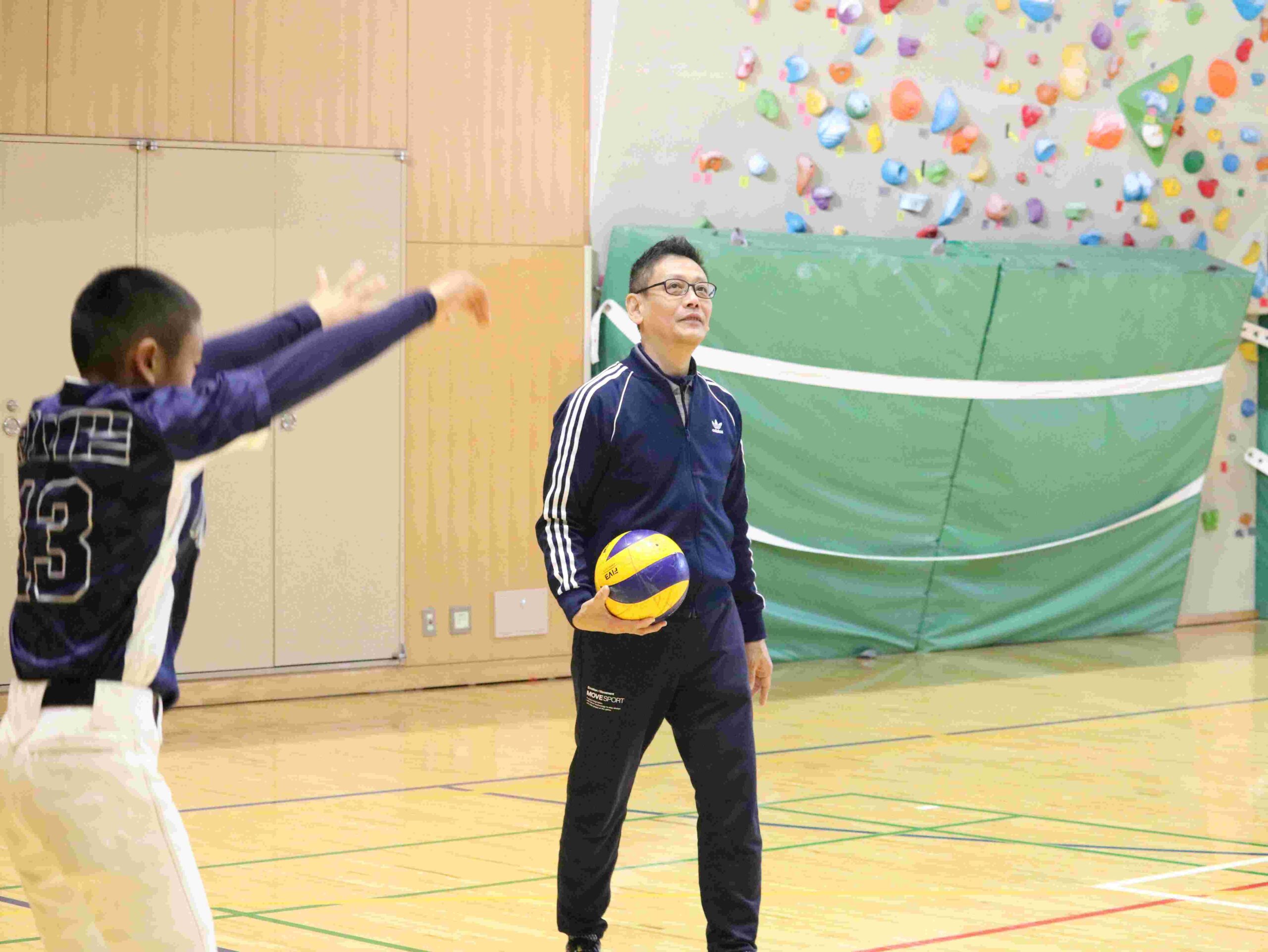 中学生を指導する弾智成さん