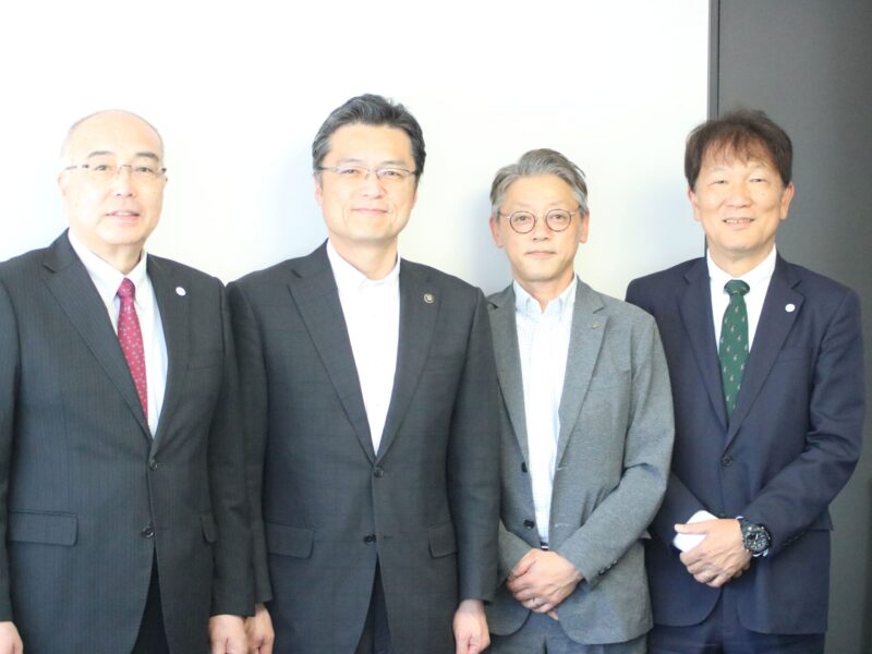 左から神﨑学長、加藤市長、石橋総合政策部長、冨山社会貢献センター長