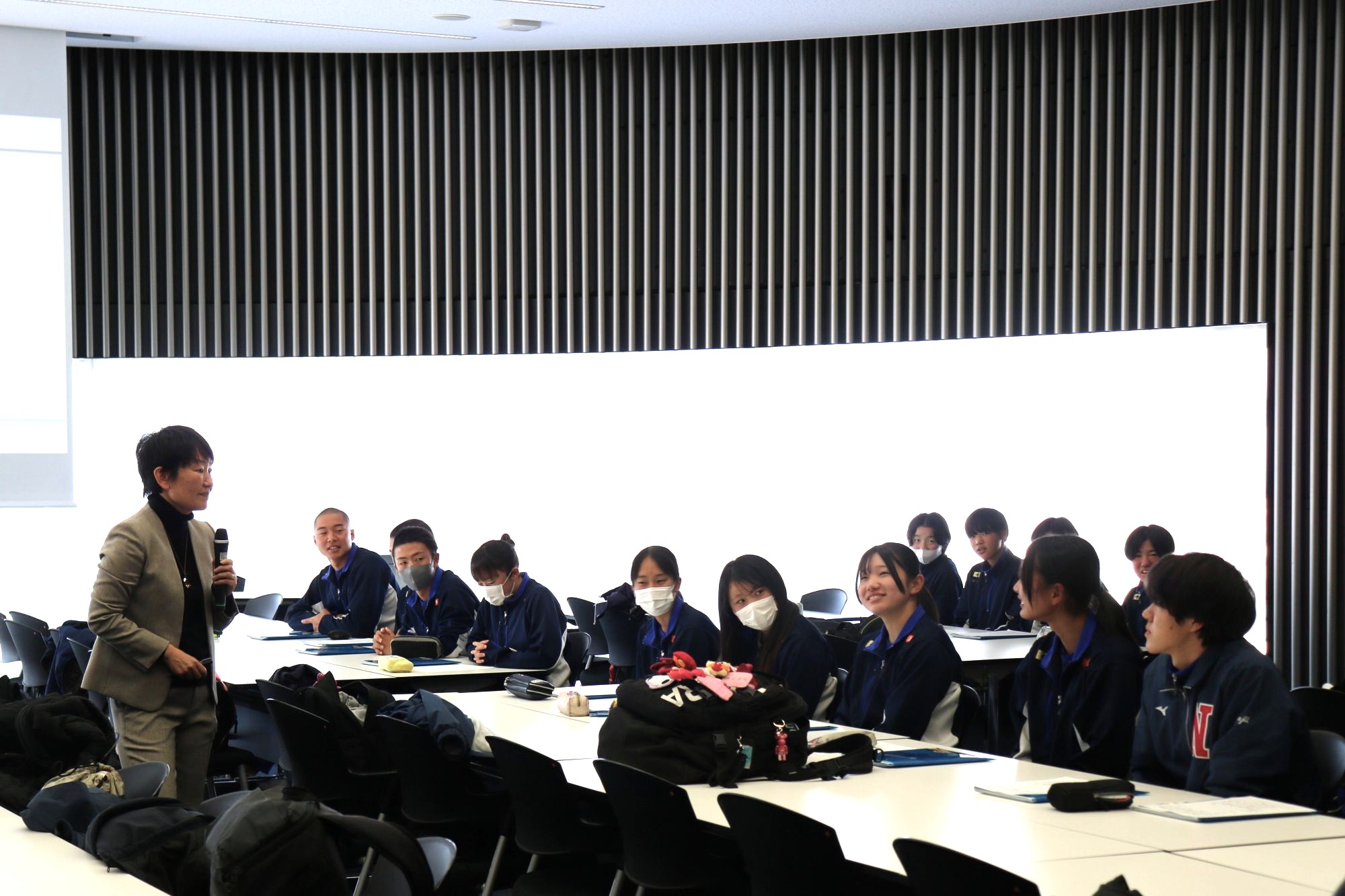 模擬授業でグループ発表する生徒たち