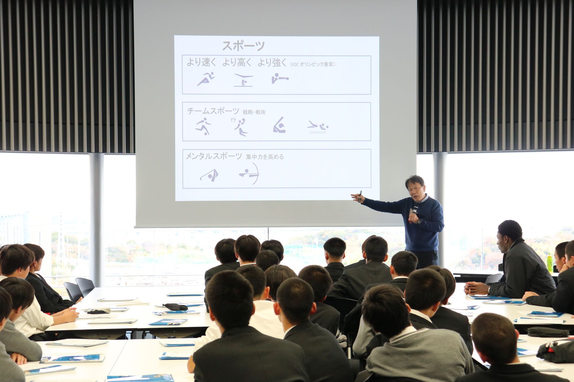 模擬授業に聴き入る生徒たち