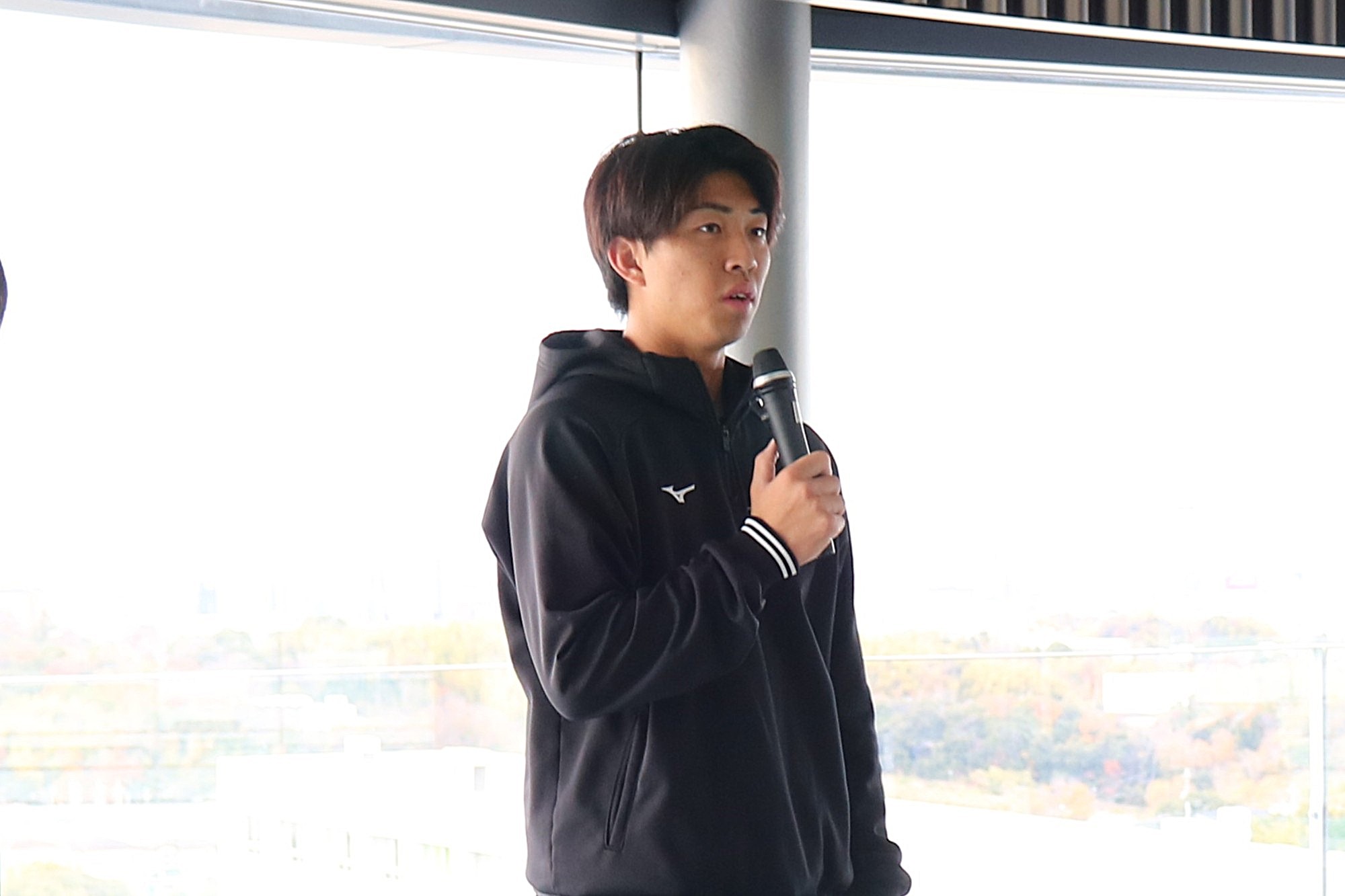 大学生活の様子を後輩たちに伝える前瑛満さん（てるま・スポーツ科学部2年・初芝橋本高校）