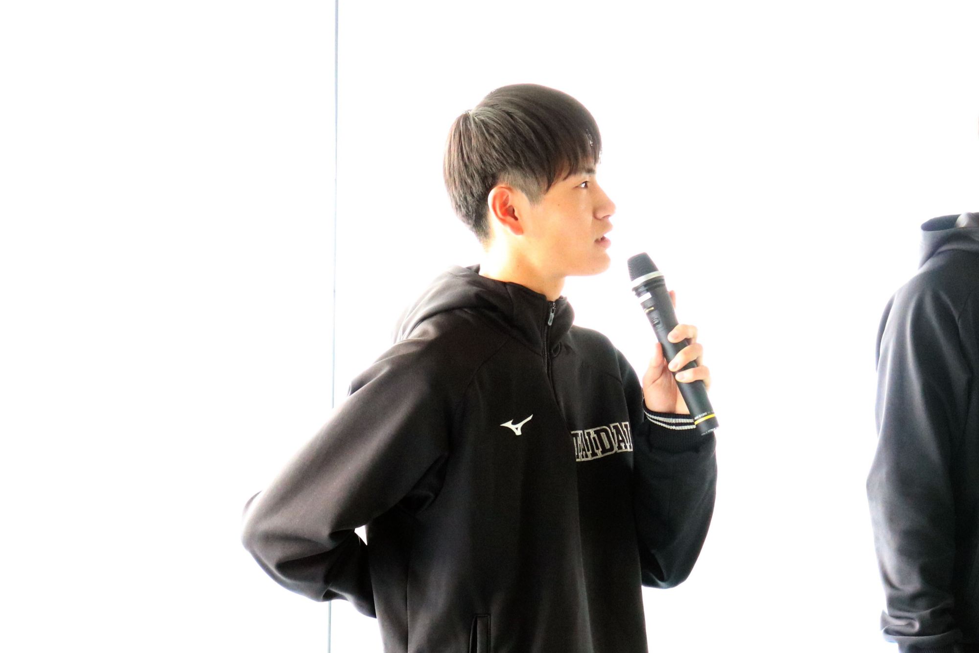 アナライザーになったきっかけを後輩たちに話す中井楓人さん（スポーツ科学部2年・初芝橋本高校）