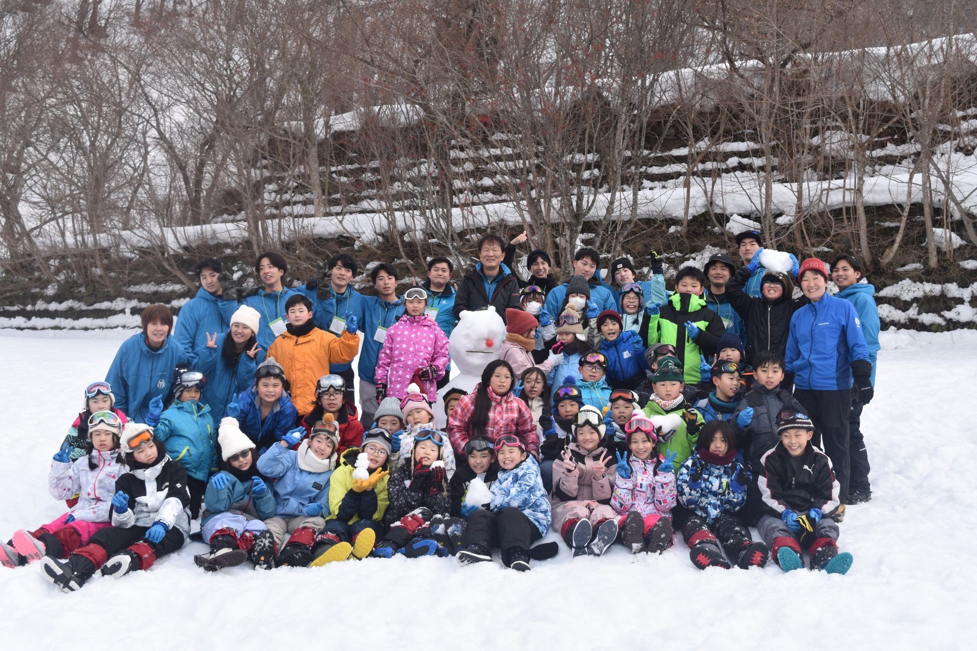 雪だるまと一緒に記念撮影