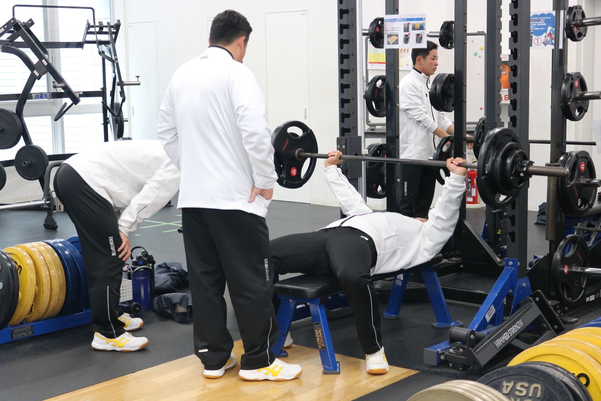 ベンチプレスを体験する生徒たち