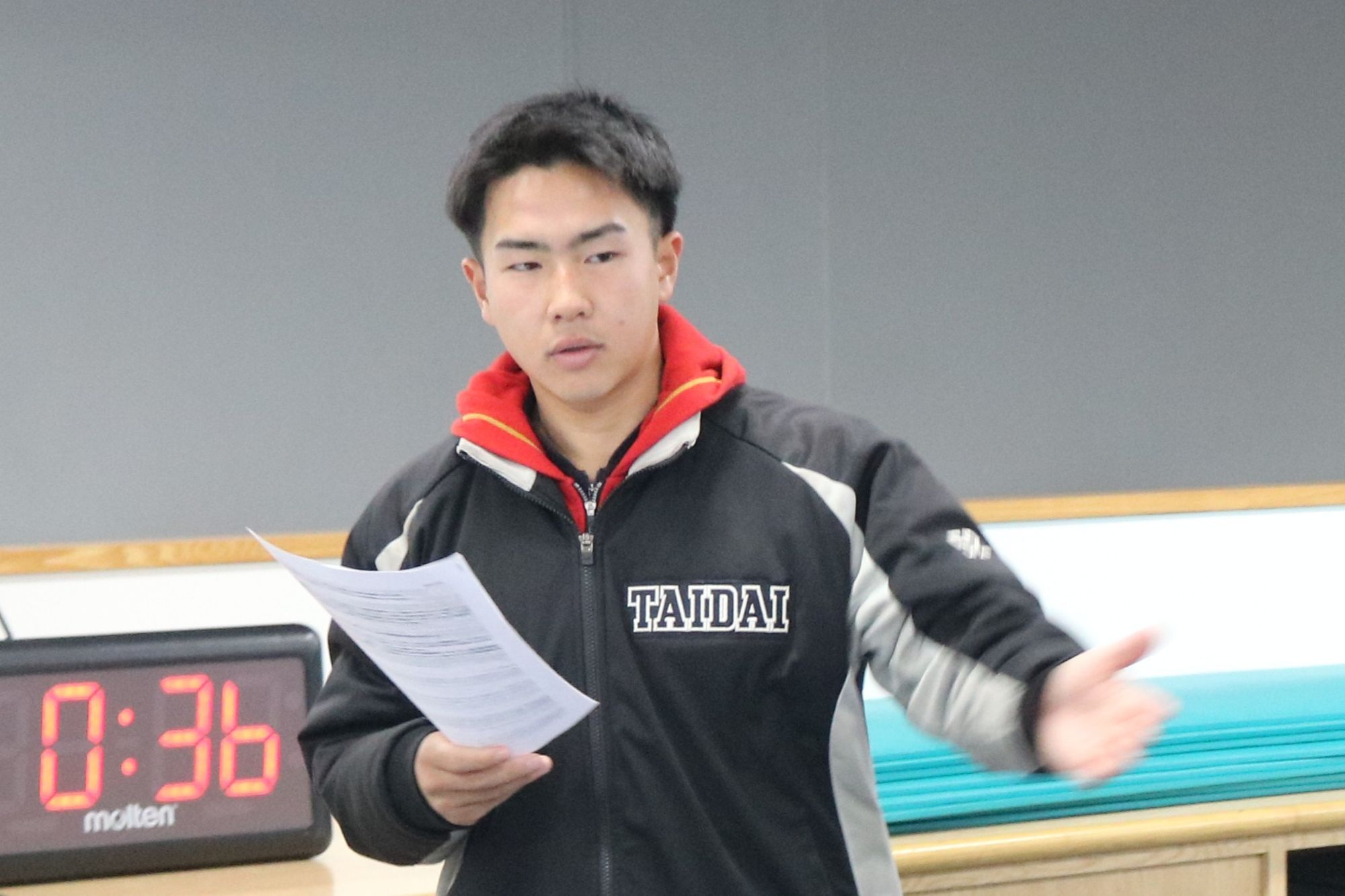 キャンパス内を案内する木村元哉さん(教育学部2年・硬式野球部男子)