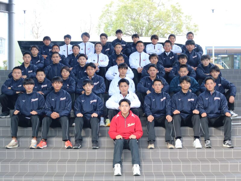 社高校の「Y」をイメージし、先輩と一緒に記念撮影