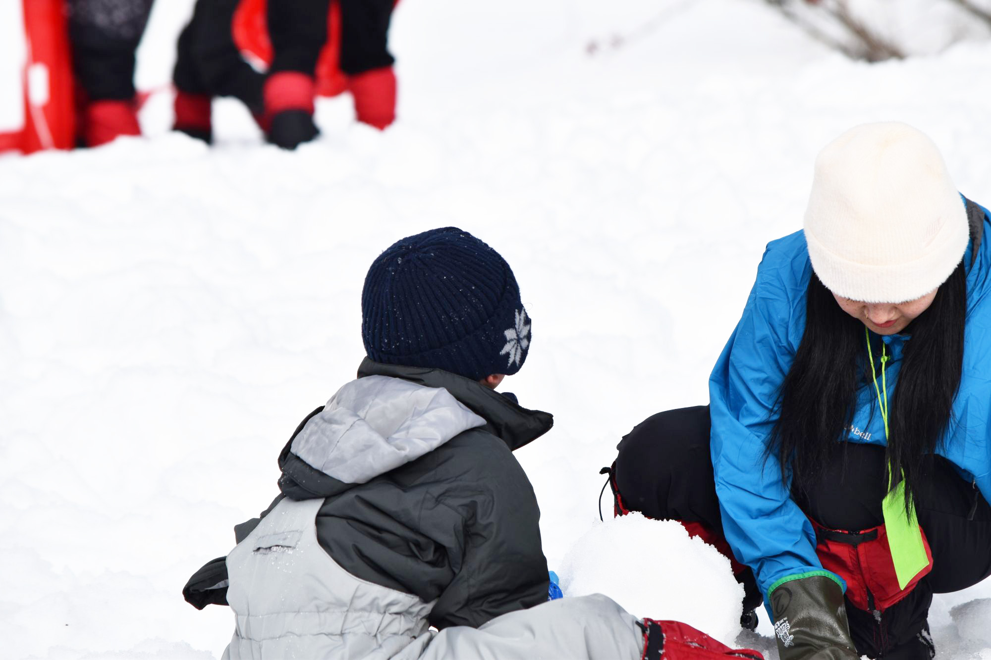 雪だるま作り、それぞれ雪を集めます