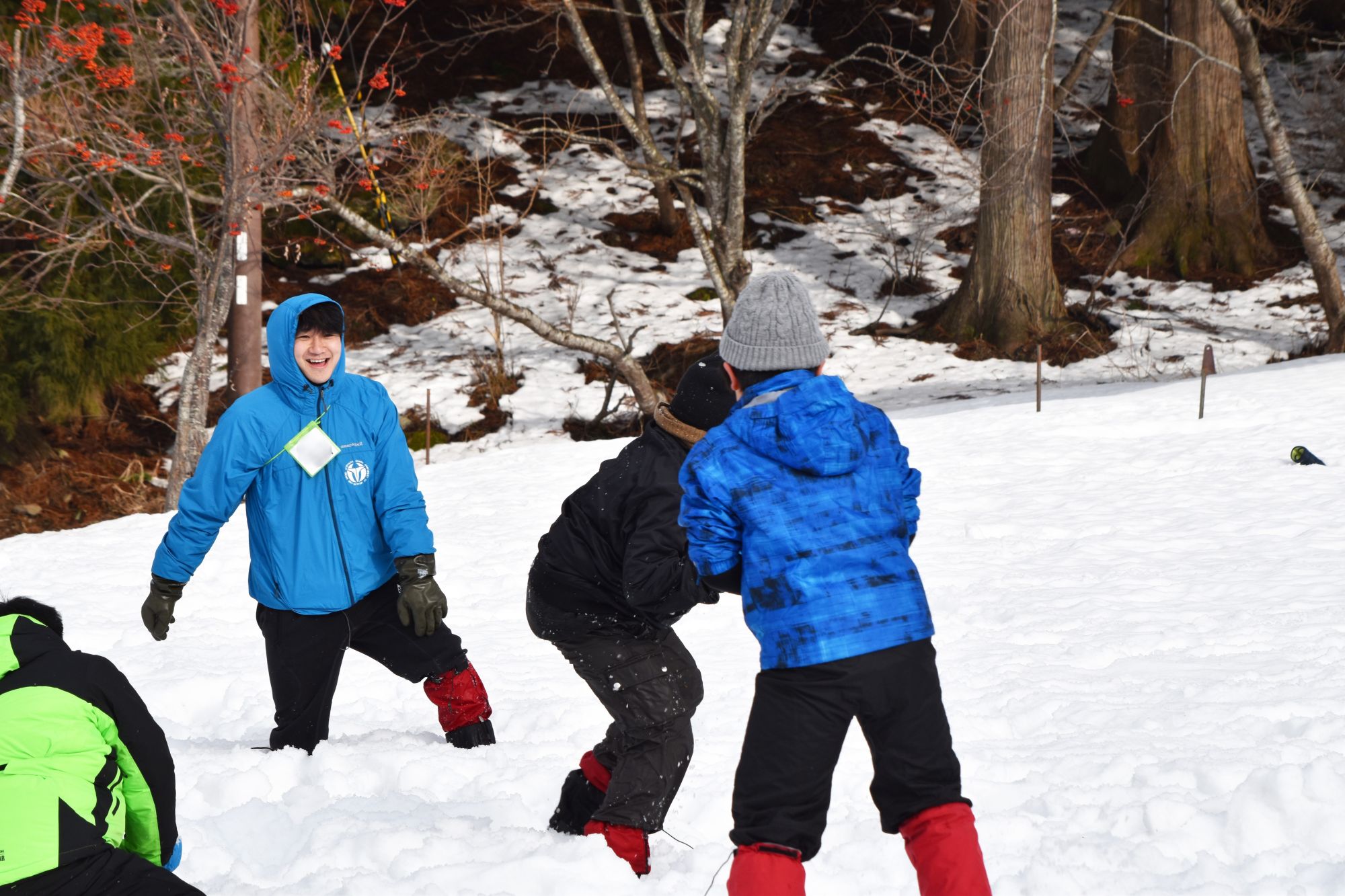 学生も子どもたちと一緒に全力で遊びます