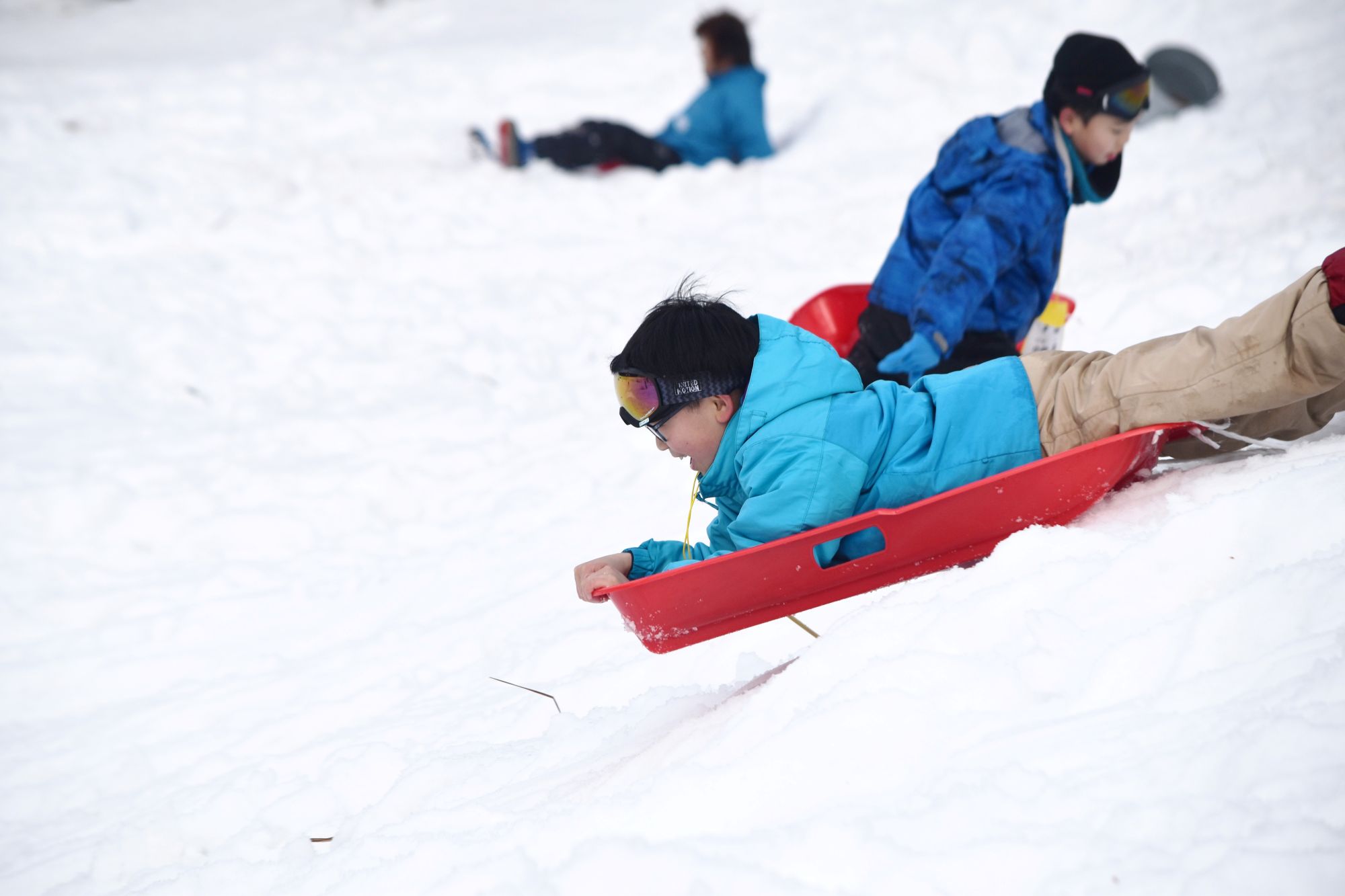 腹ばいになっておもいっきり雪面を滑ります