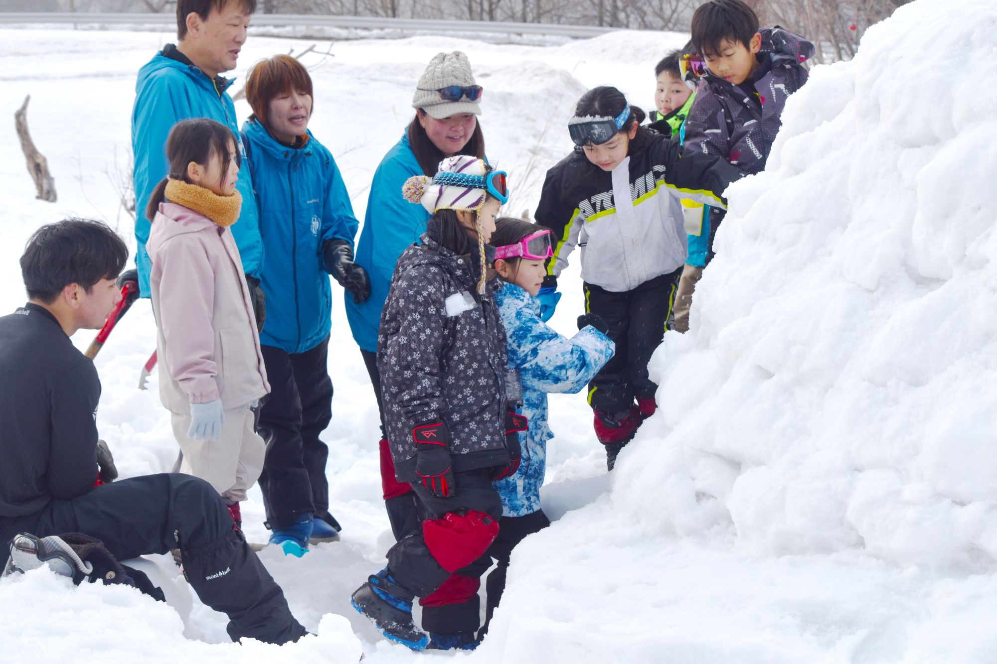 イグルー作りの様子を見に集まる子ども達