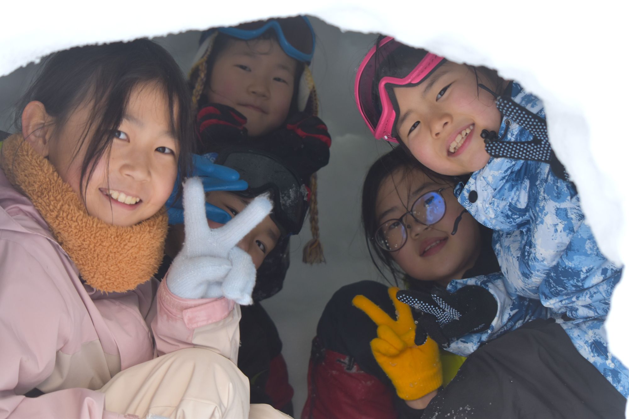 作成途中のイグルー　中は意外に暖かい