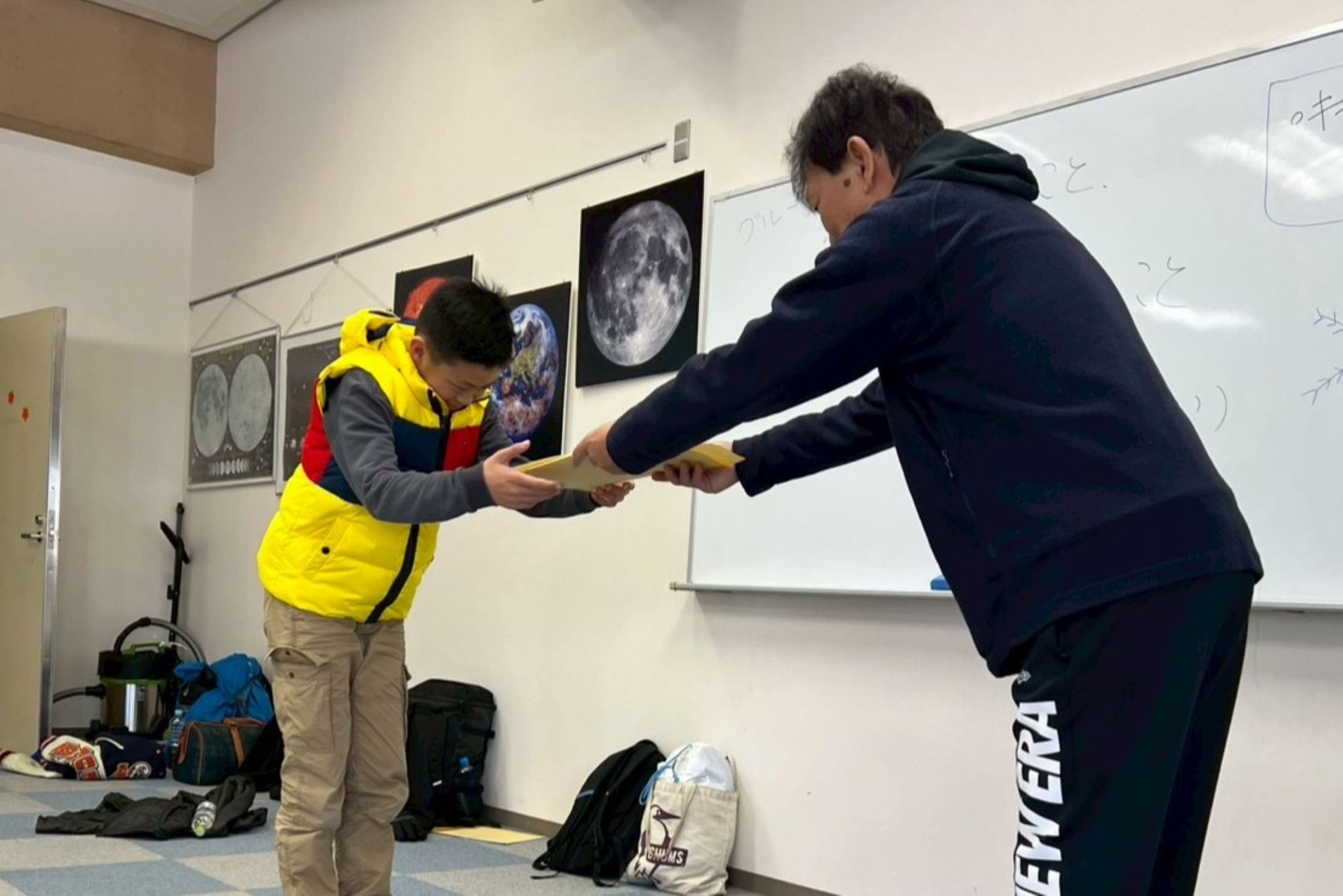 キャンプ長から「冬の環境マスター認定証」を授与