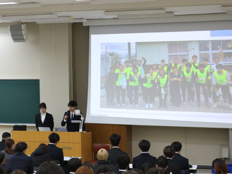 D号館での報告会の様子、左から市川ほのかさん(教育学部2年)、中尾海世(かいせい)さん(体育学部4年)