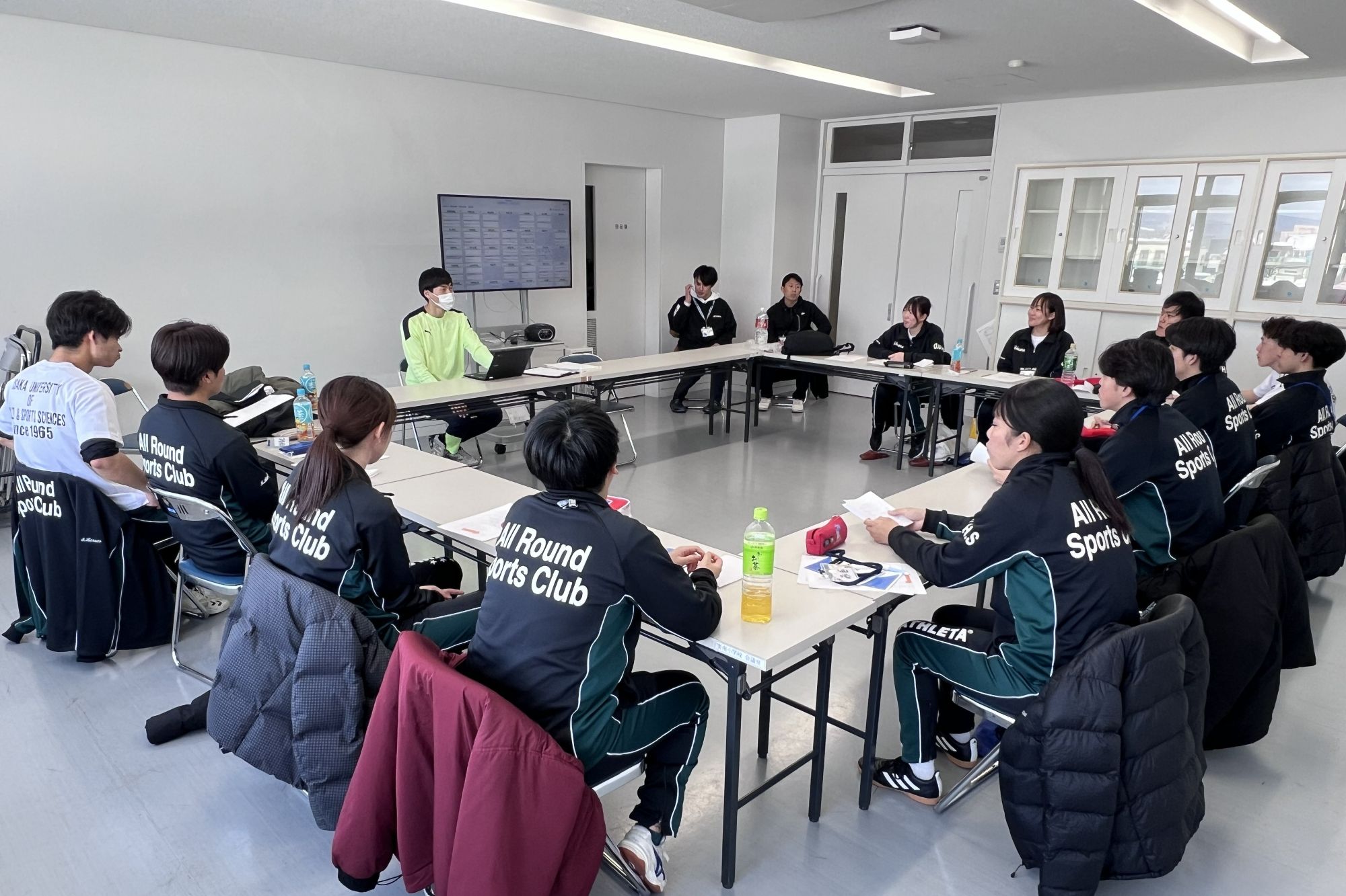 大平先生からのアドバイスに熱心に聞き入る学生たち