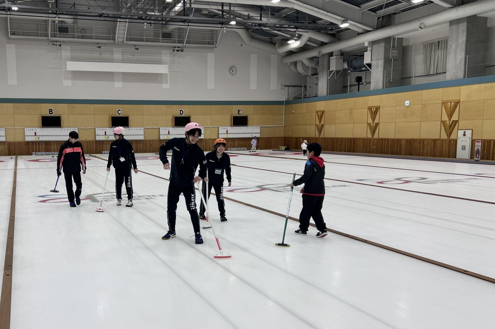 名寄市のジュニアカーリングクラブの小・中学生からカーリングを教わりました