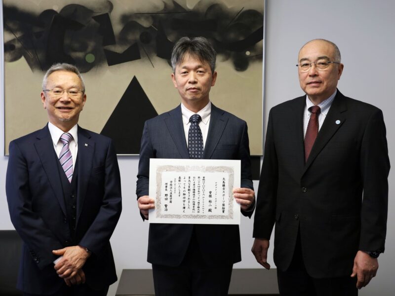 左から野田賢治理事長、曽根裕二監督、神﨑浩学長