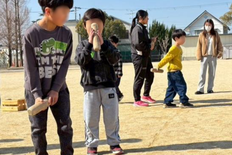 モルックの試合前に、投げ練習