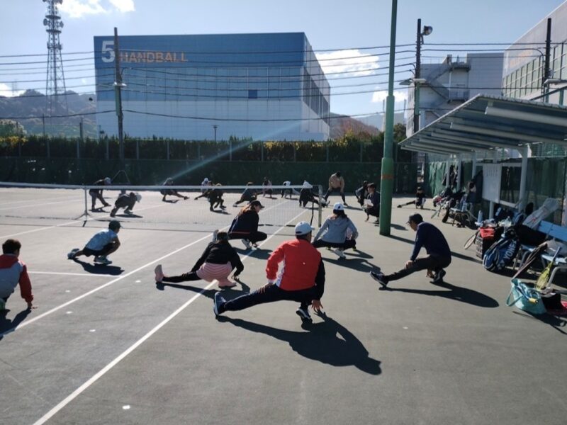 熊取町の住民の方がテニス教室に27名参加