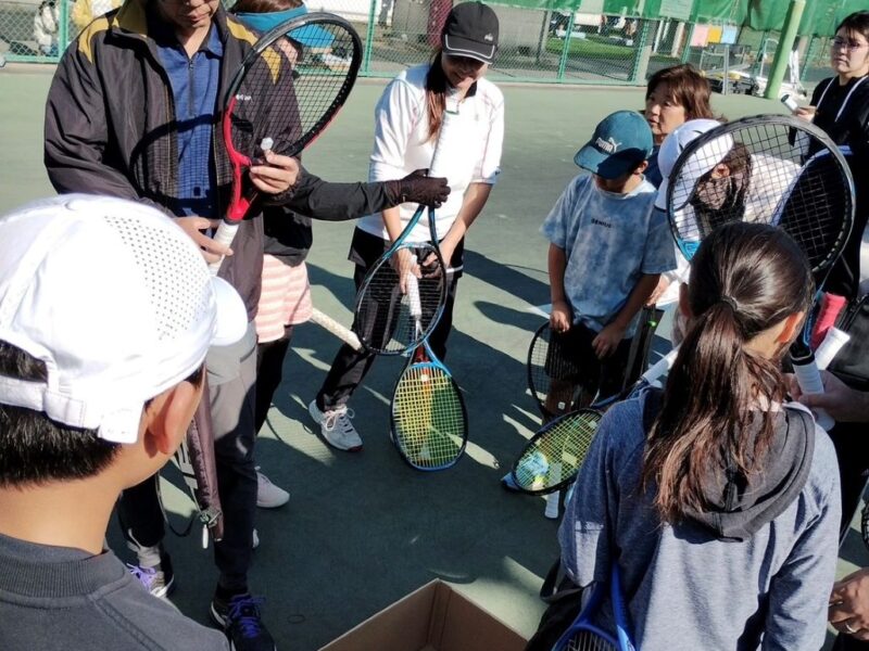 ガットを張り替えて再生したラケットをプレゼント