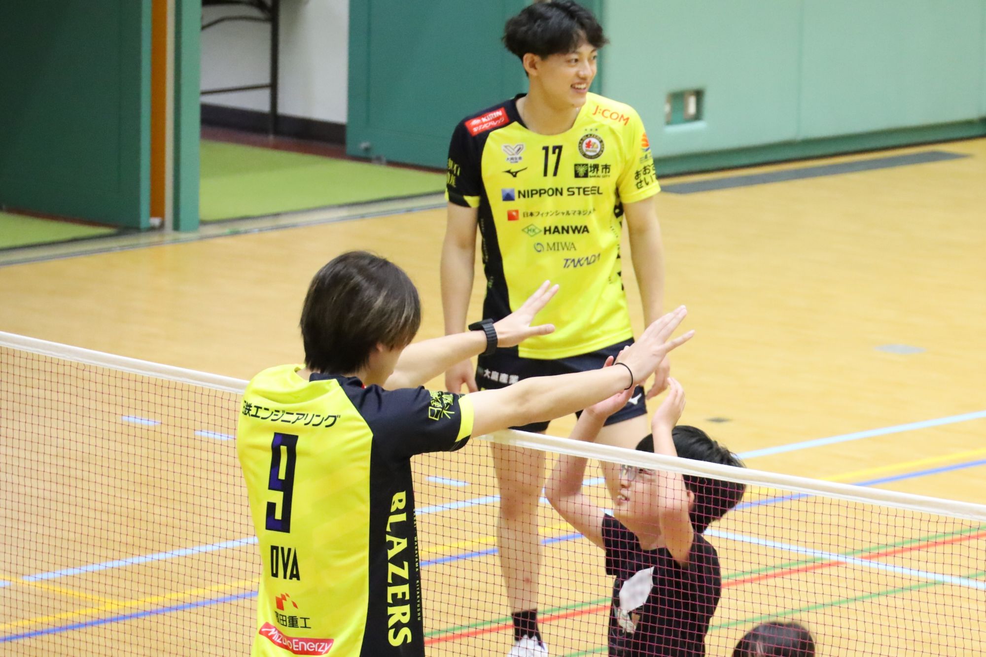 ボールを上手くつなげ、大宅選手とハイタッチ
