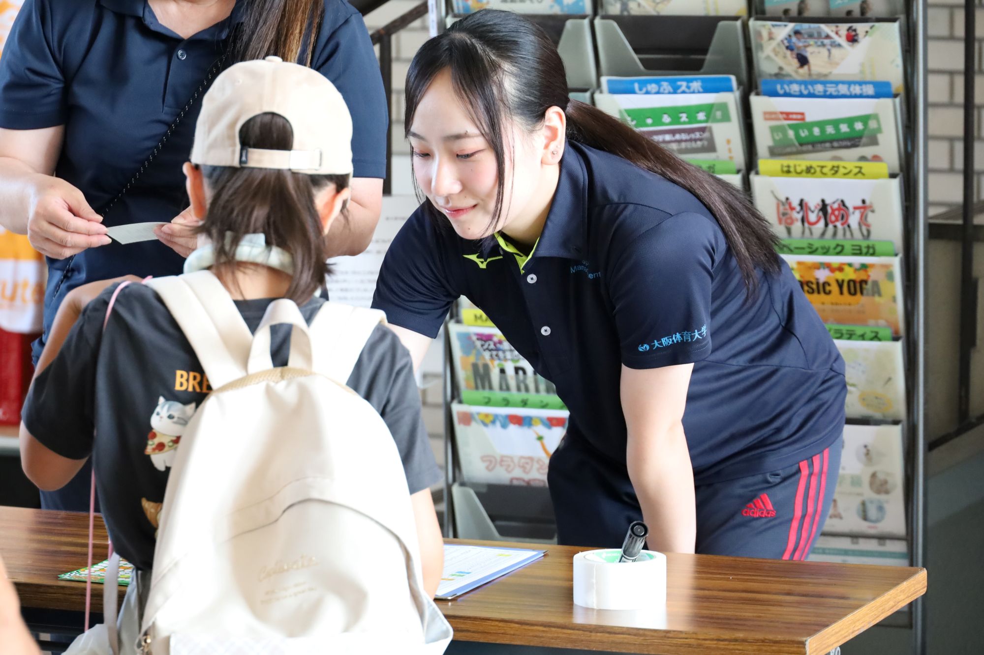 参加者受付　「おはよう！●●ちゃん！」と子どもたちをお出迎え