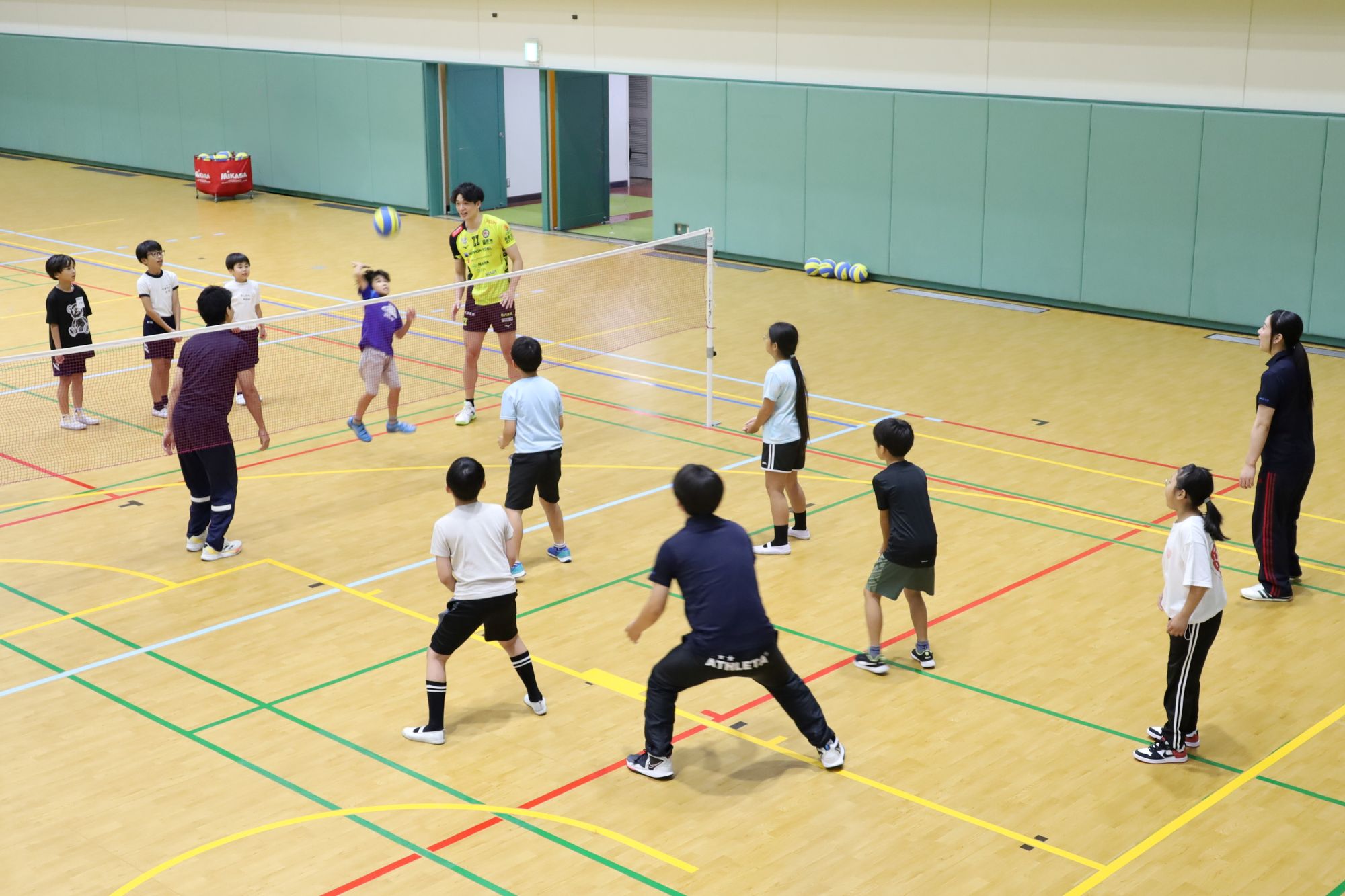 ブレイザーズの選手も学生も、子どもと一緒になってボールをつなぎます