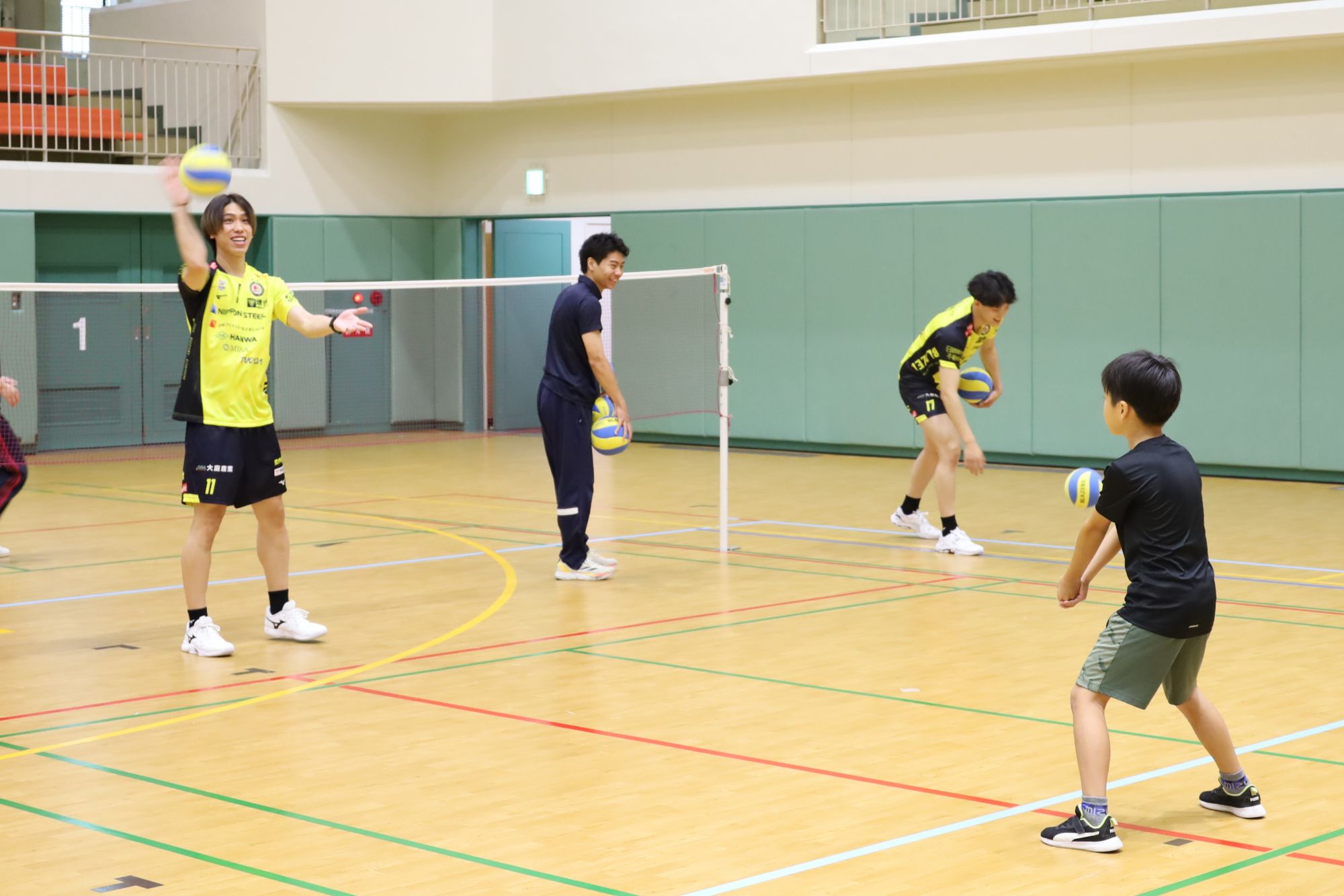 レシーブの指導をする大宅選手