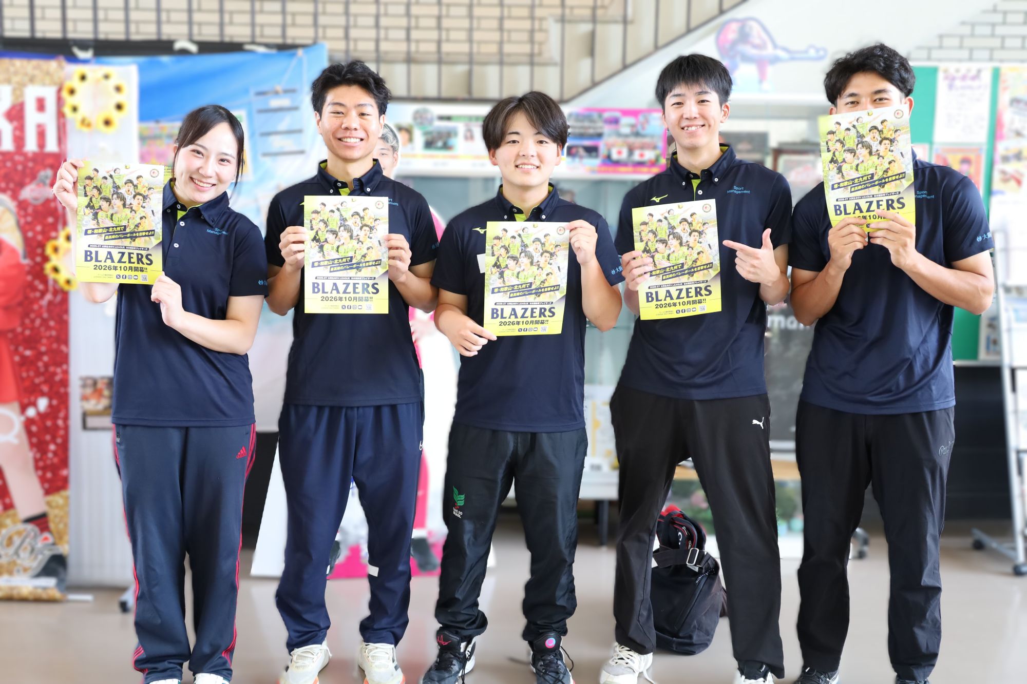 社会貢献センター長・冨山浩三ゼミの学生が子どもたちをサポートしました