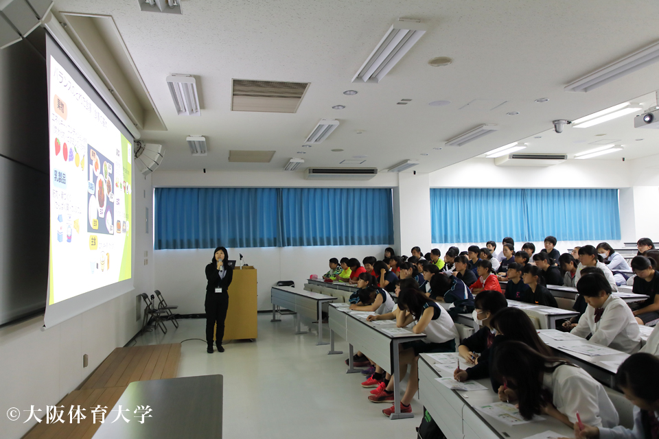 100人の学生の前で講演