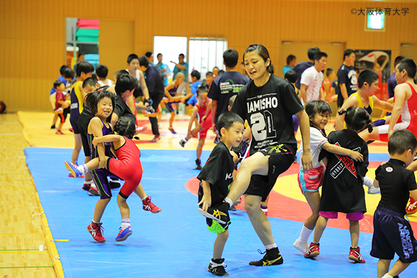 伊調選手も青森市八戸の道場でレスリングを始めた頃、ここに参加する子どもたちと同じように楽しみながら練習していたという