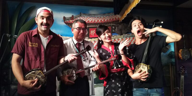 気の合う仲間と舞台に(左から 植野君 竹田君 元ミス沖縄さん 松下君) 【竹田さん提供】