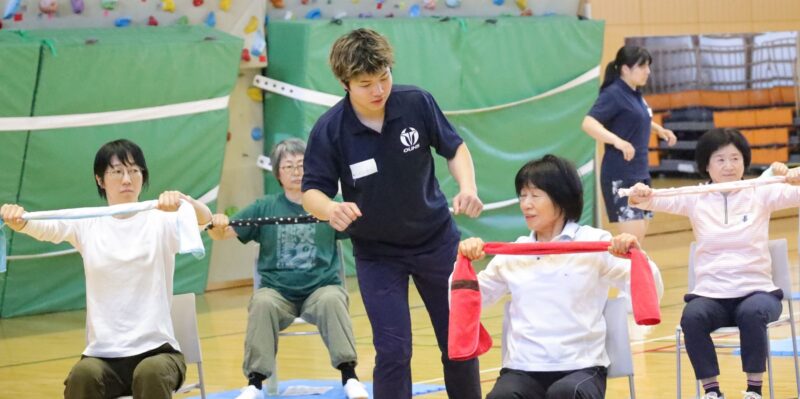 健康科学コースの学生が参加者のトレーニングをサポート 【大阪体育大学】