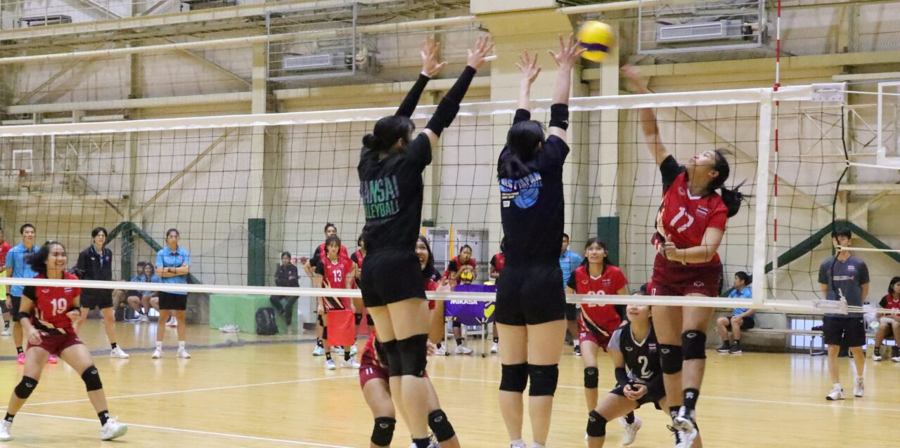大阪体育大学バレーボール部女子と練習試合で対戦するタイU-18ナショナルチーム女子（赤のユニホーム）
【大阪体育大学】