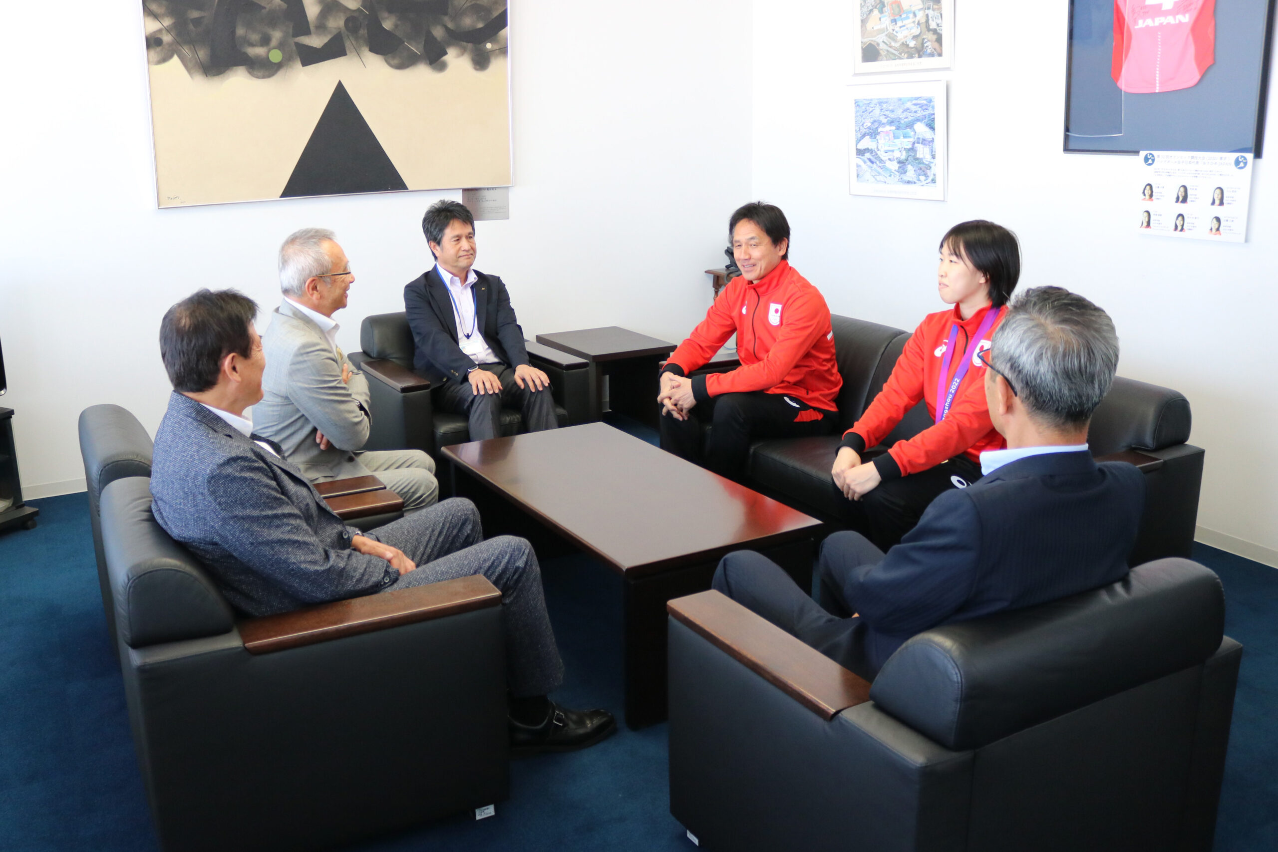 優勝を報告する楠本繁生監督と石川空選手