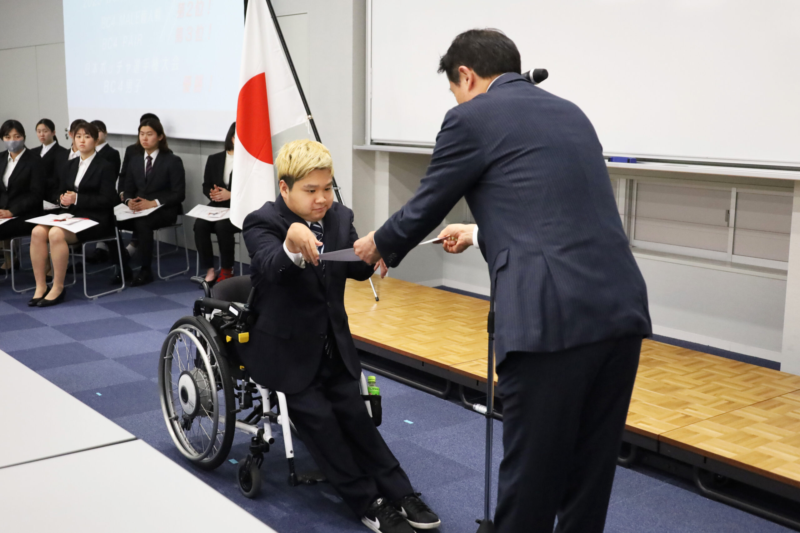 原田宗彦学長らから表彰状などが贈られた