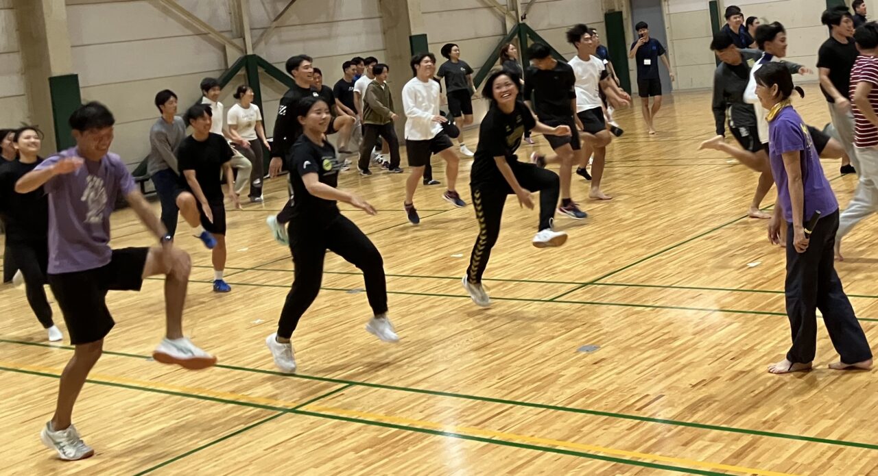 中国武術のワークショップでアシスタントとして参加者を指導する白井麻子教授（右端） 【大阪体育大学】