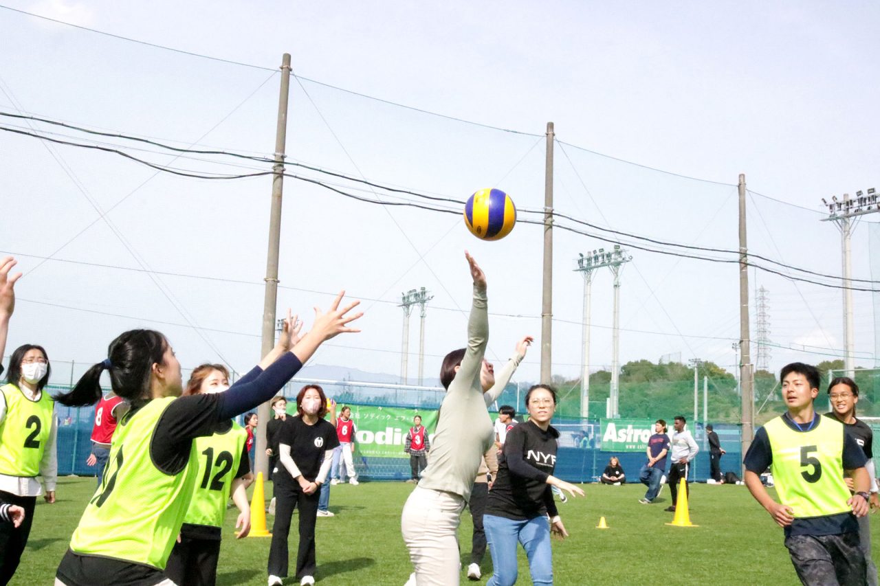 シンガポールのボール競技を楽しむ学生たち