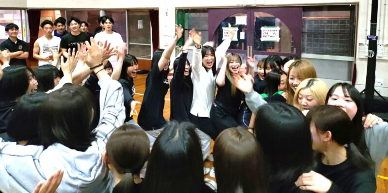 フレッシュマンセミナーでレクリエーションに参加する学生。初対面の同級生と一緒に活動し、友だちづくりの大きなきっかけとなった 【大阪体育大学】